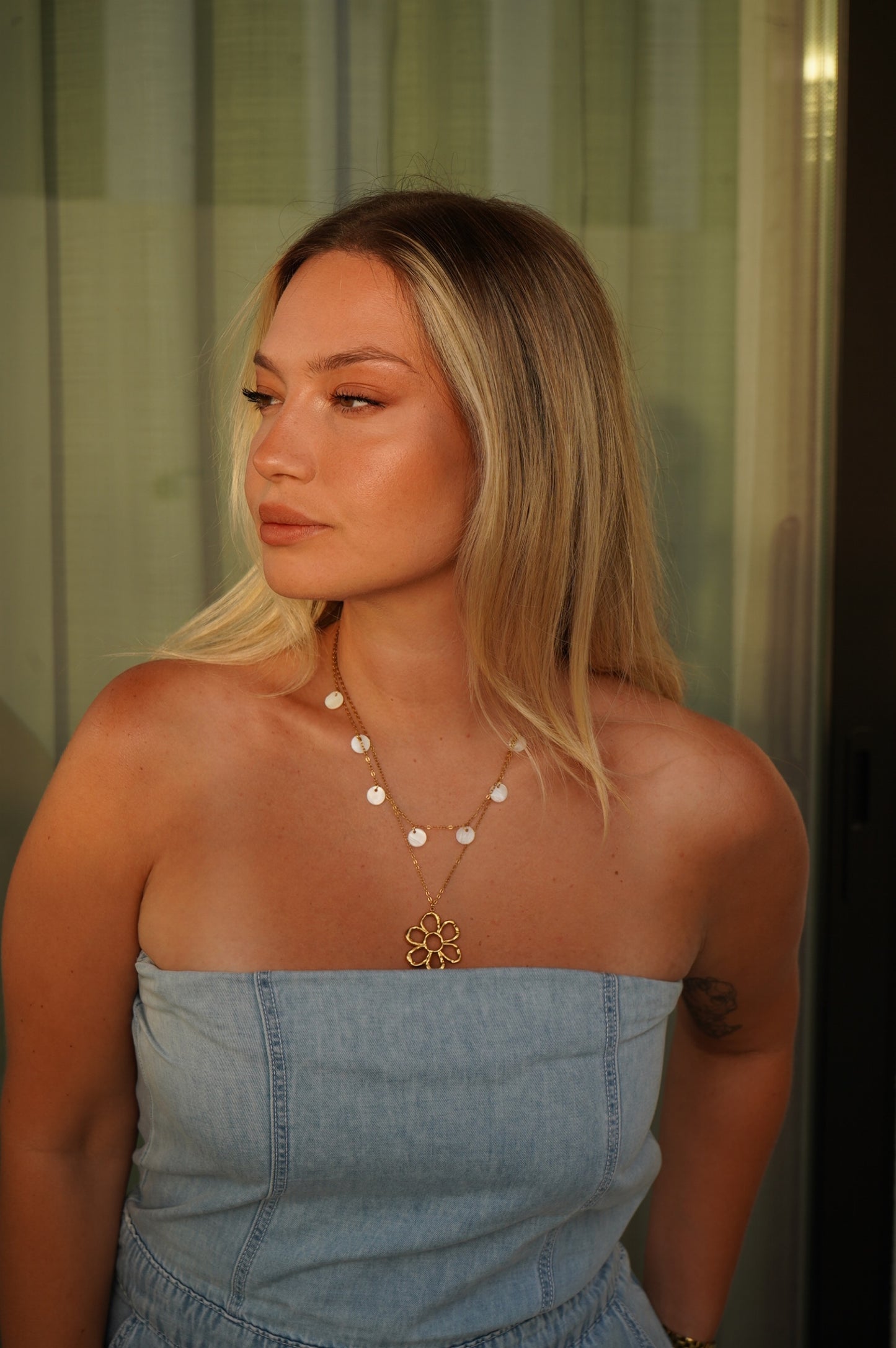 FLOWER NECKLACE V1 - Colar Flor com Madre-Pérola – Aço Inoxidável Dourado