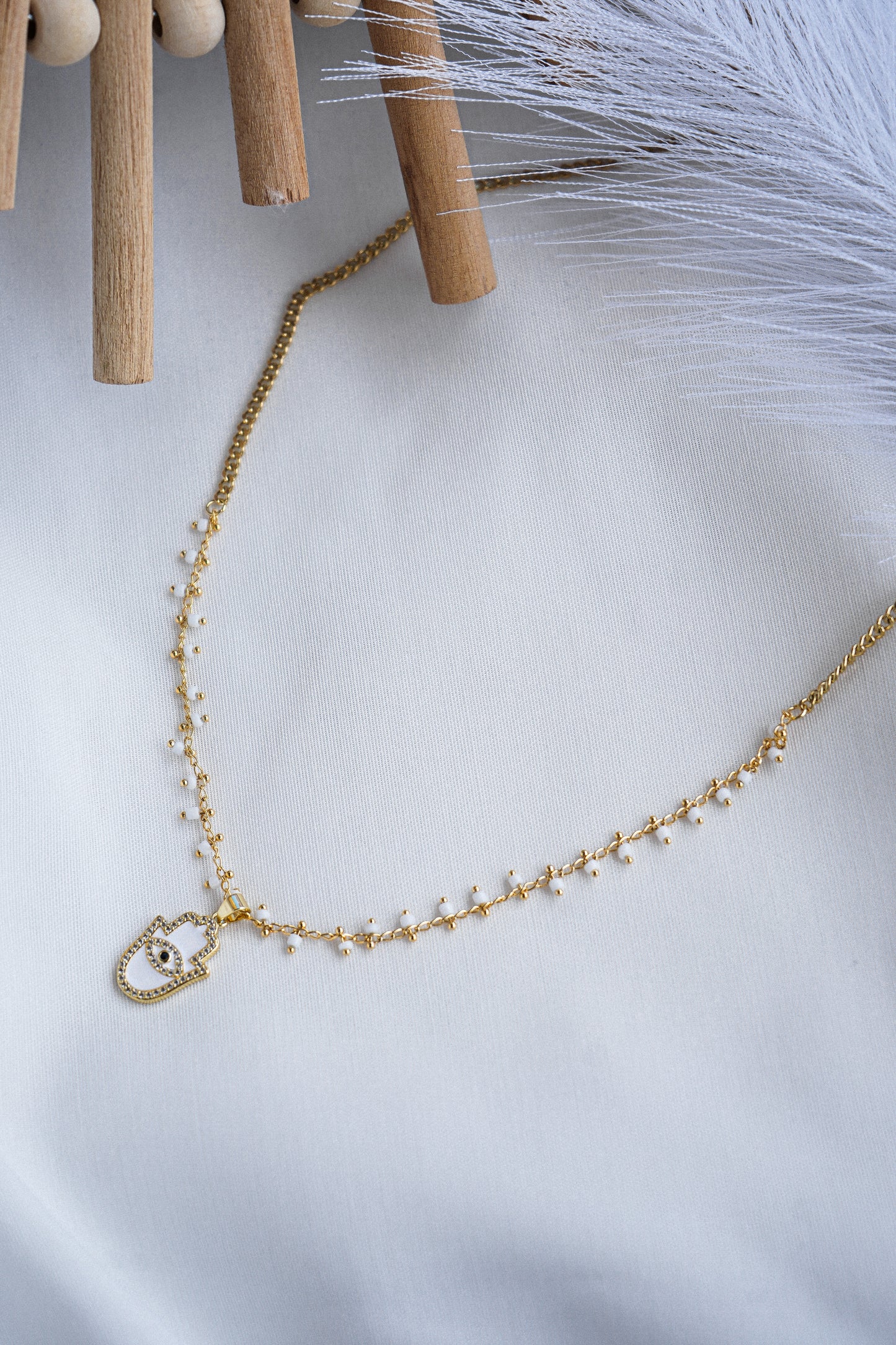 Colar Mão de Fátima , missangas e aço inoxidável