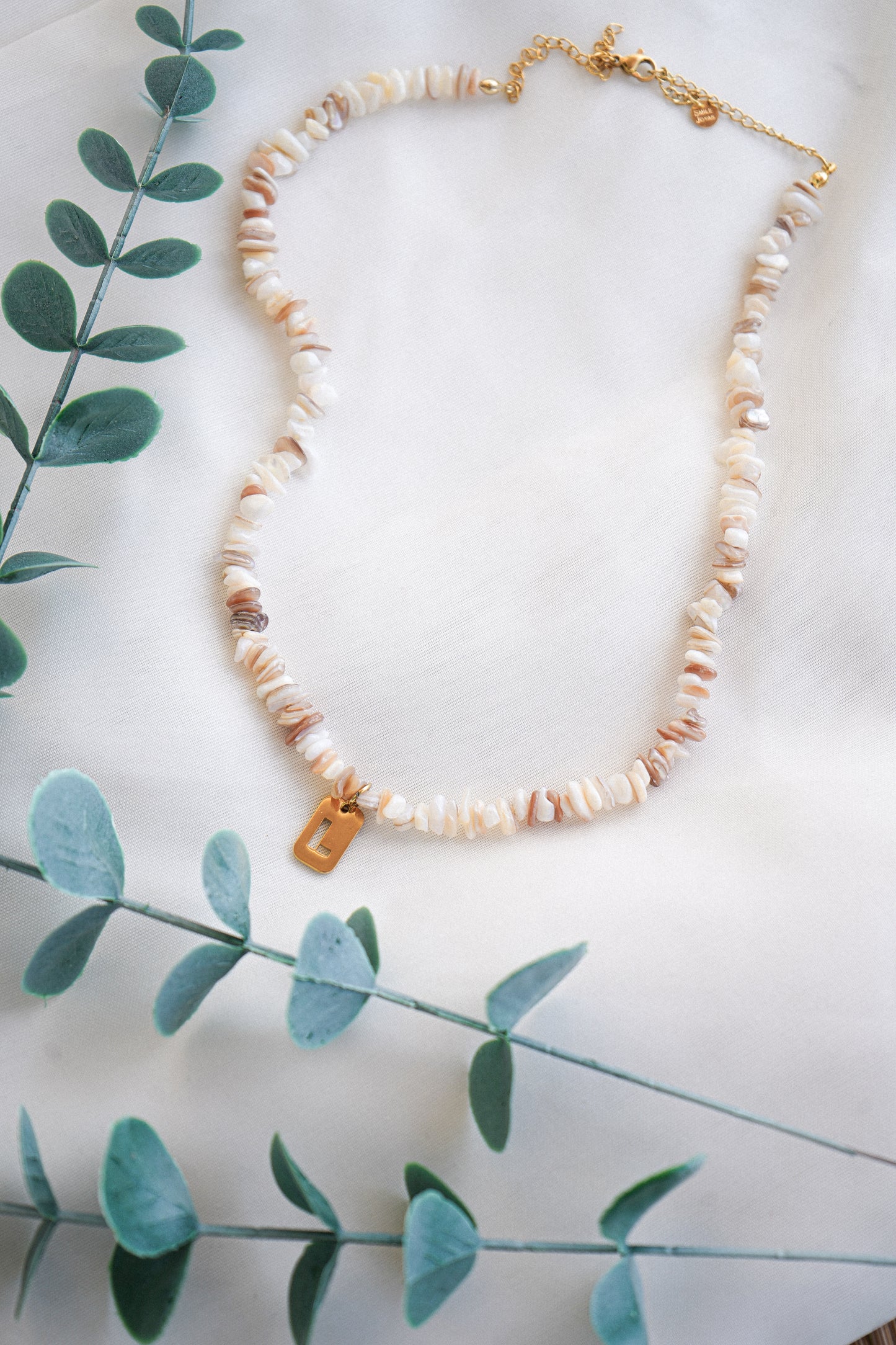 Colar de pedras e conchas com inicial