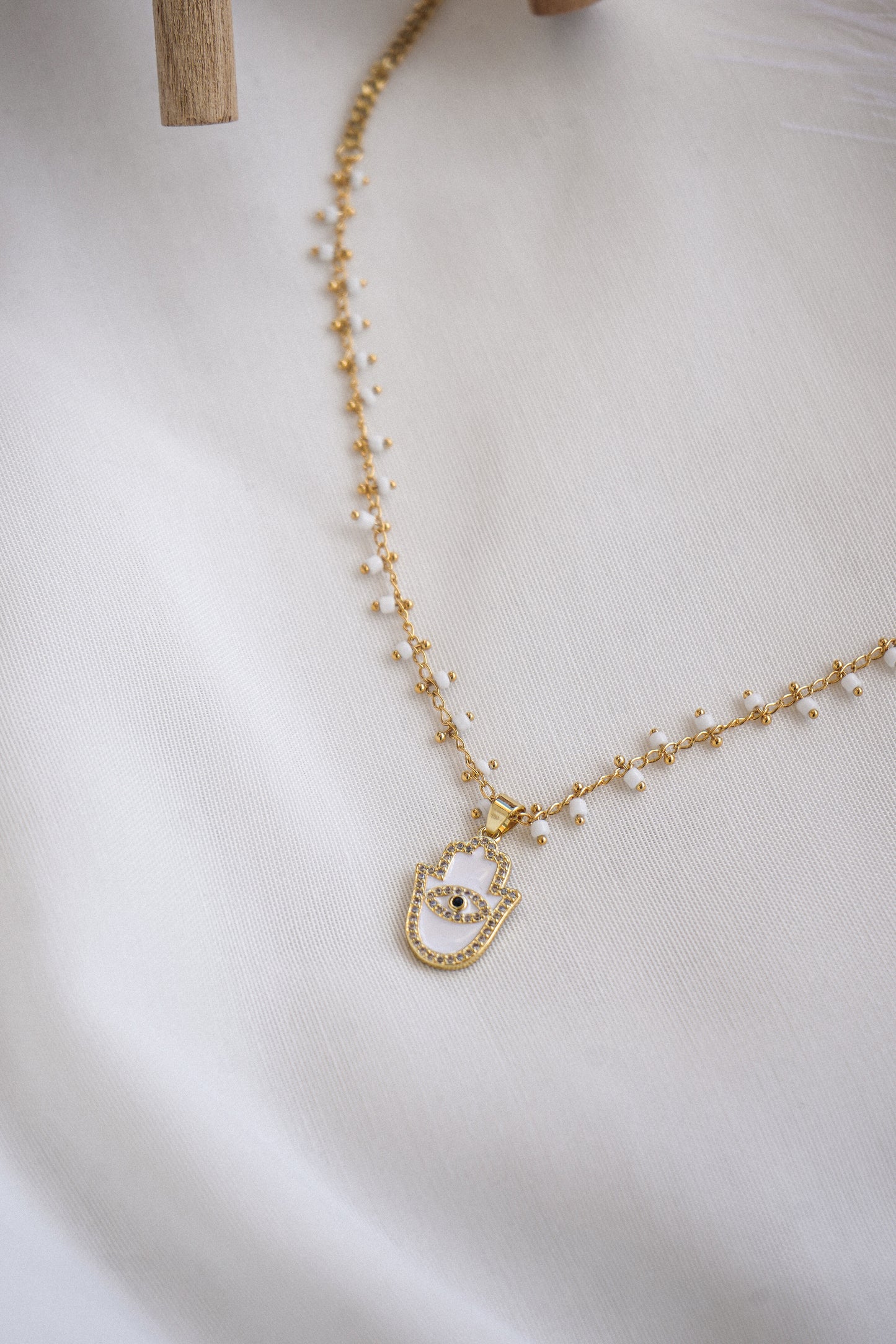 Colar Mão de Fátima , missangas e aço inoxidável