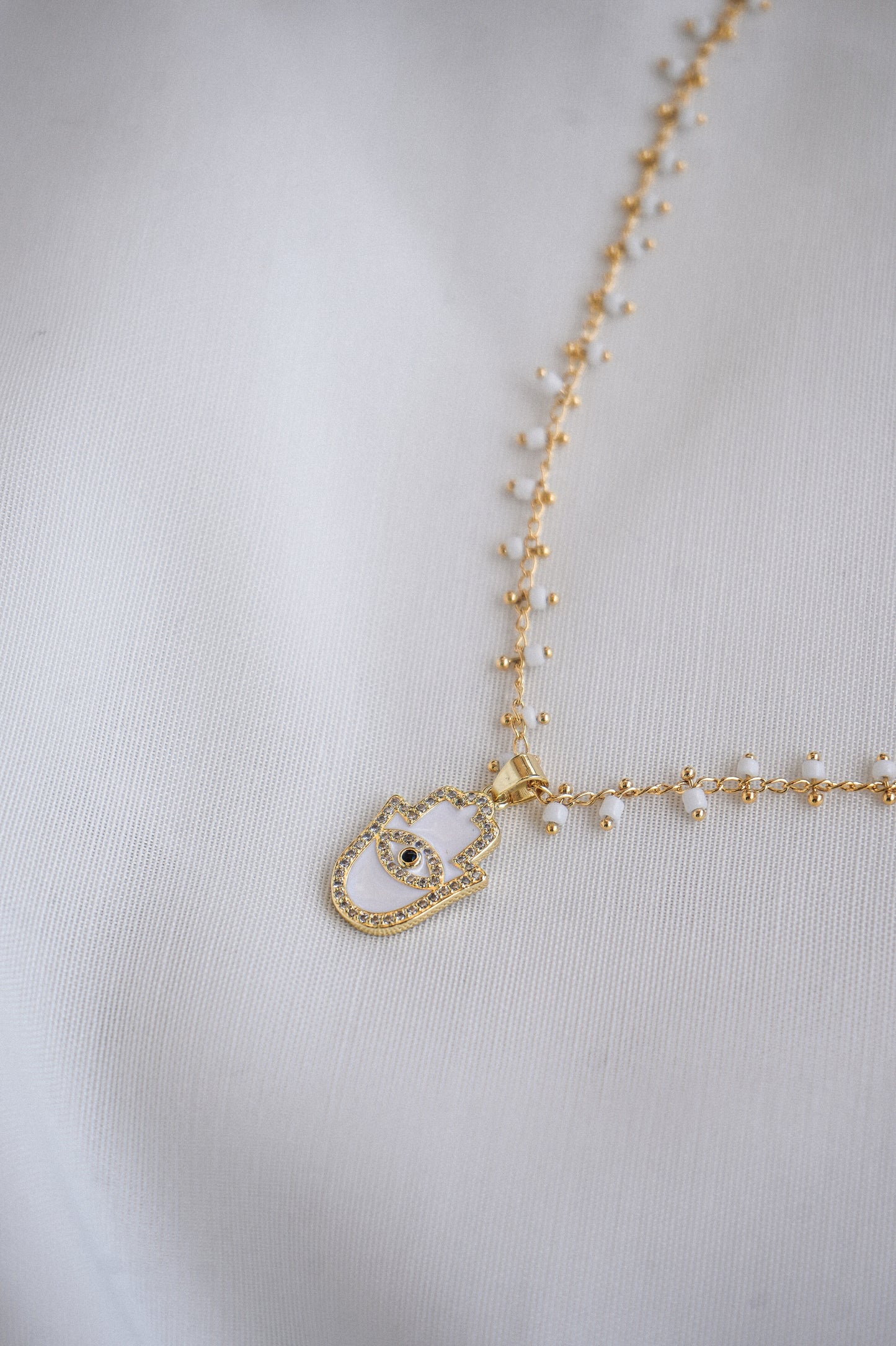 Colar Mão de Fátima , missangas e aço inoxidável