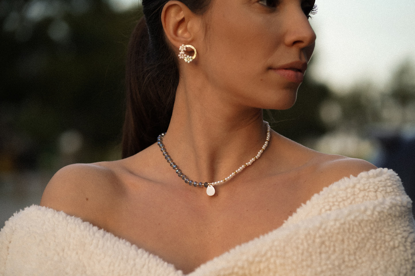 colar em miçangas e madre pérola