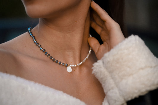 colar em miçangas e madre pérola