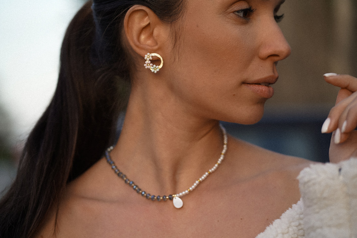 colar em miçangas e madre pérola