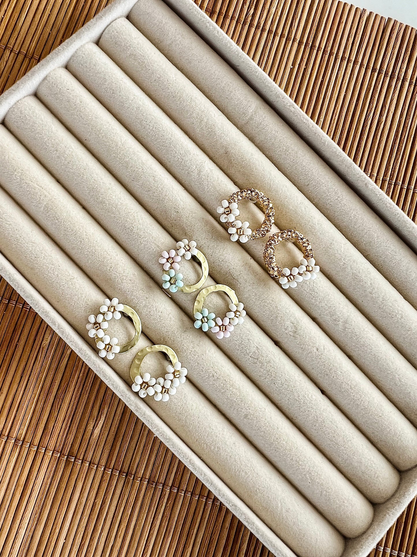 Brincos flores aço inoxidável e missangas feito à mão