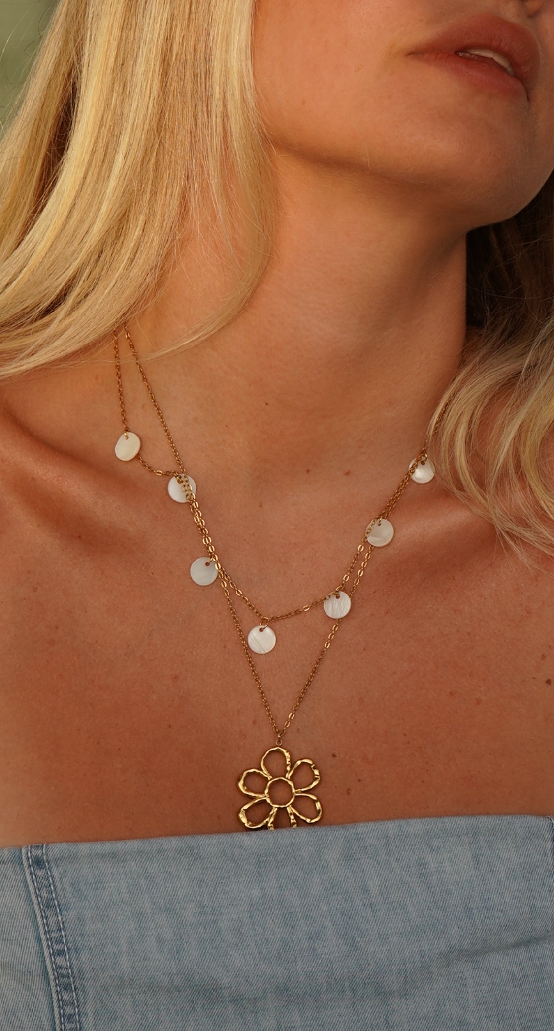 FLOWER NECKLACE V1 - Colar Flor com Madre-Pérola – Aço Inoxidável Dourado